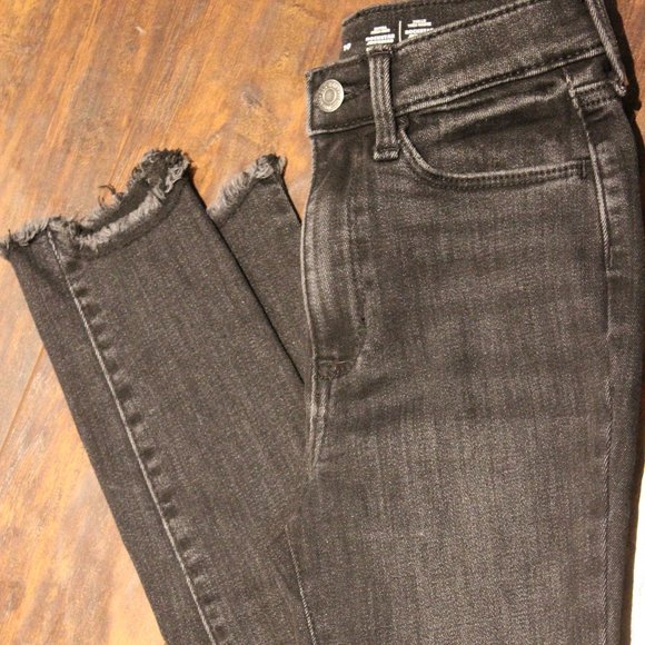 2/$20 🏷 Old Navy Black Rockstar Skinny Jeans Size 10 - Picture 4 of 4